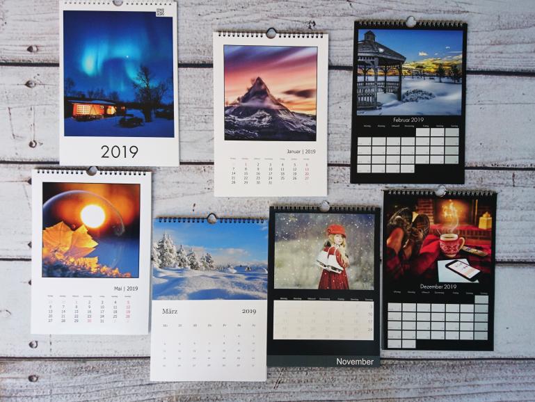 Mit einem Jahreskalender mit eigenen Fotomotiven haben Sie alle Termine im Griff. Drucken Sie sie entweder direkt mit in den Kalender oder tragen Sie sie ein.