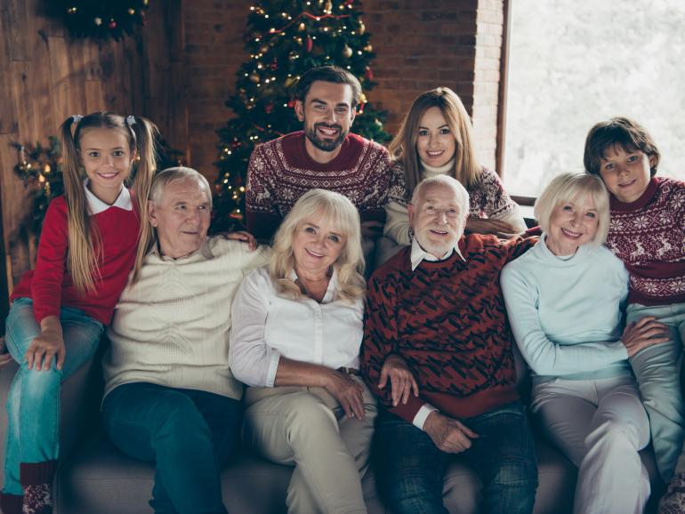 Dieses Familienporträt überzeugt durch eine harmonische Gesamtwirkung zwischen Location, Styling und einer natürlichen Ausleuchtung. In der Positionierung der Personen besteht jedoch noch Verbesserungsbedarf: Die Köpfe der jungen Frau und des älteren Mannes befinden sich senkrecht auf einer Linie.