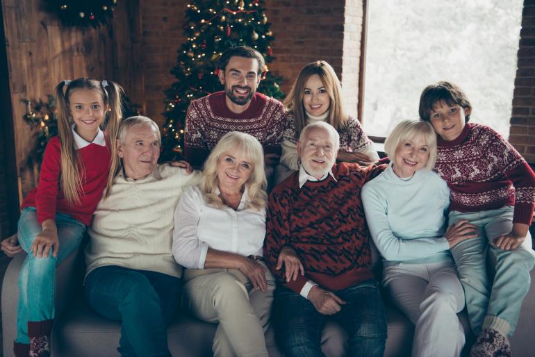 Dieses Familienporträt überzeugt durch eine harmonische Gesamtwirkung zwischen Location, Styling und einer natürlichen Ausleuchtung. In der Positionierung der Personen besteht jedoch noch Verbesserungsbedarf: Die Köpfe der jungen Frau und des älteren Mannes befinden sich senkrecht auf einer Linie.