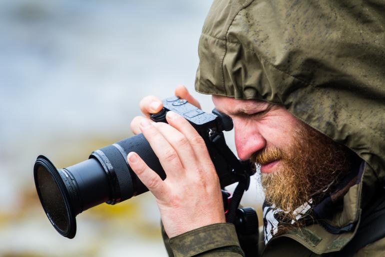 Systemkameras sind gegenüber Spiegelreflexmodellen meist deutlich kompakter. Einige sind abgedichtet, so dass sich auch bei Wind und Wetter noch fotografieren lässt.