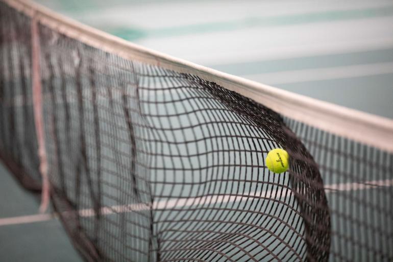 Volltreffer: Die Scharfstellung auf den Tennisball passt mit dem 70-200mm-Objektiv perfekt, und das Netz verläuft in schöner Unschärfe.