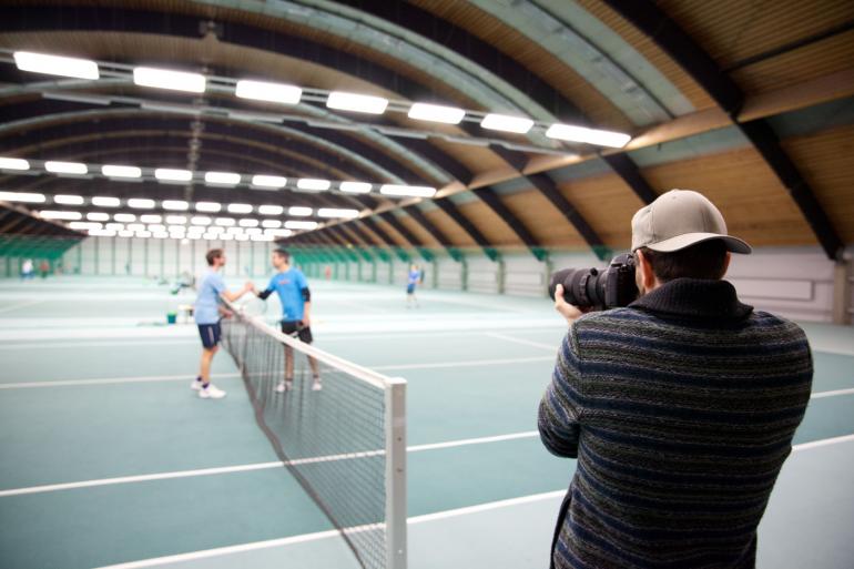 Die beiden Tennisspieler Philipp Bitten und Stefan Altmann fordern sich zum Match heraus. Perfekt für den Einsatz des Sigma 70-200mm F2,8 DG OS HSM | Sports, das wir in einer Kölner Tennishalle testen durfte.