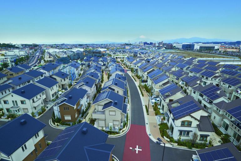 Die Fujisawa Sustainable Smart Town bietet einen Ansatz, wie das zukünftige Leben mit Hilfe neuester Technologien ressourcenschonend verbessert werden kann. Innovationstreiber hinter diesem Projekt ist Panasonic. Unter Einsatz der ECOCUTE verringert sich beispielsweise der Ausstoß von CO2 um ca. 70 und der Wasserverbrauch um 30 Prozent.