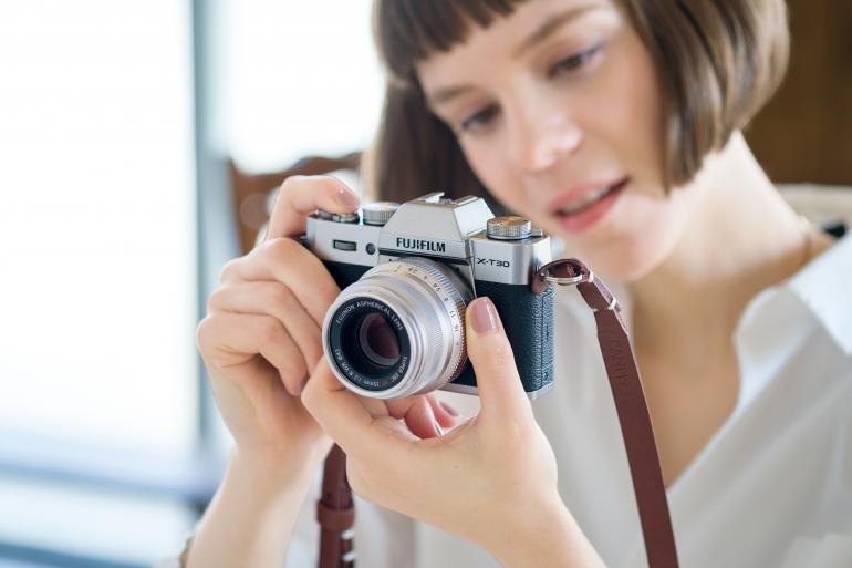 Die neue Fujifilm X-T30 bleibt dem Aussehen ihrer Vorgänger treu und passt sich optimal in die Kameraserie ein.