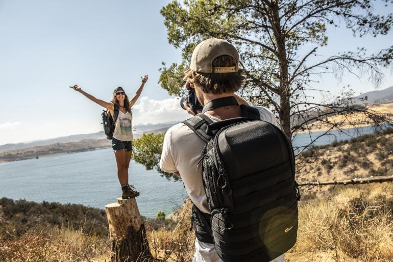 Wer seine Kameraausrüstung transportiert, braucht einen Fotorucksack – auf Reisen ebenso wie beim Profishooting.