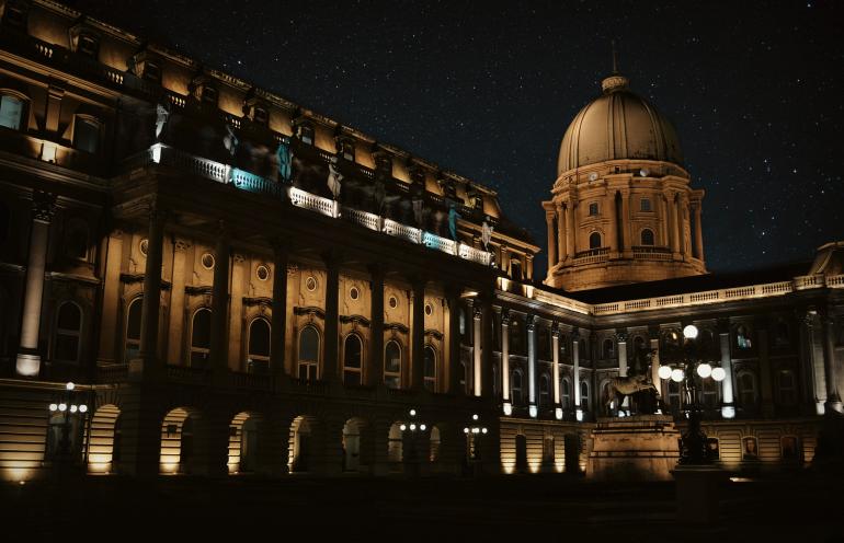 Der Burgpalast auf dem Burgberg im Burgviertel ist das größte Gebäude Ungarns.