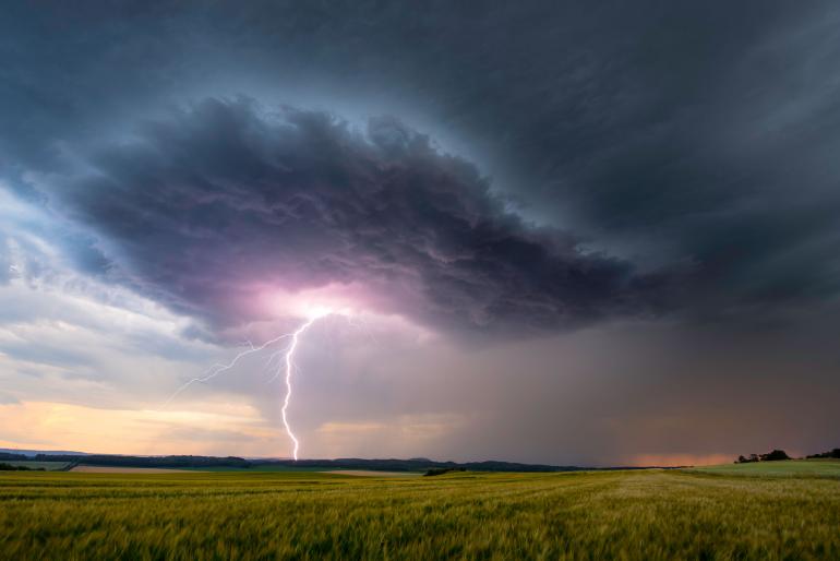 Die Jagd nach Gewittern ist immer damit verbunden, dass man sich der Gefahr aussetzt, durch das Gewitter zu Schaden zu kommen. Fotografieren Sie das Gewitter nur, wenn Sie eine Möglichkeit haben, sich rechtzeitig vor den Unwettererscheinungen in Sicherheit zu bringen.