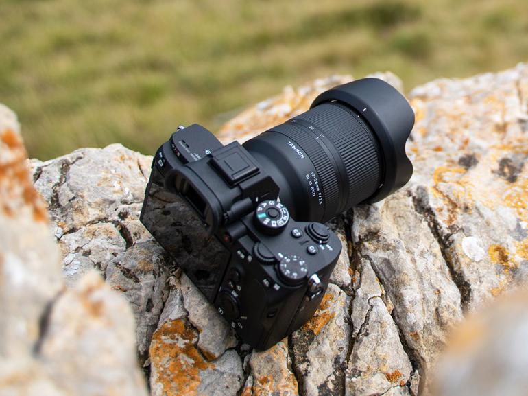 Das wettergeschützte Tamron verzichtet gänzlich auf Einstelltasten. Mit einer Länge von gerade einmal rund zehn Zentimetern ist das Weitwinkelobjektiv angenehm kompakt.