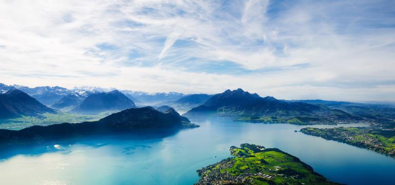 Hier sehen Sie eine atemberaubende Aufnahme des Vierwaldstättersees. Wie sich der von Bergen der Voralpen umgebene See im Vergleich schlägt, erfahren Sie in unserer Galerie! 