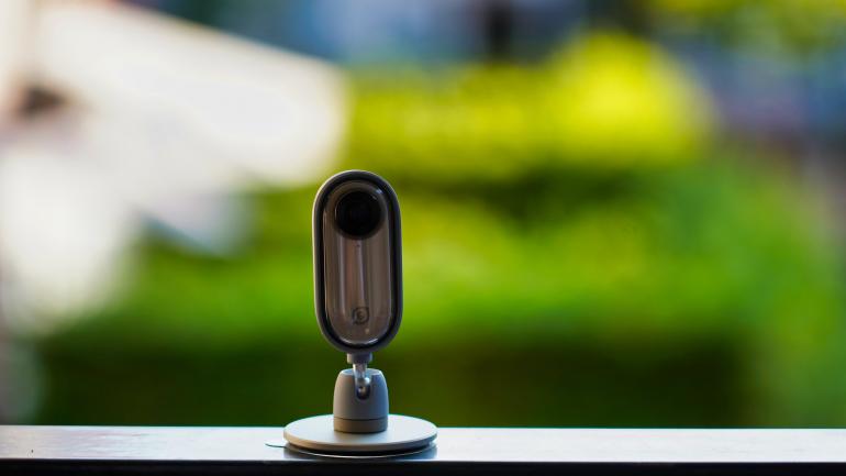 Ob waagerecht, quer oder senkrecht positioniert – die Insta360 Go richtet den Blickwinkel automatisch korrekt aus.