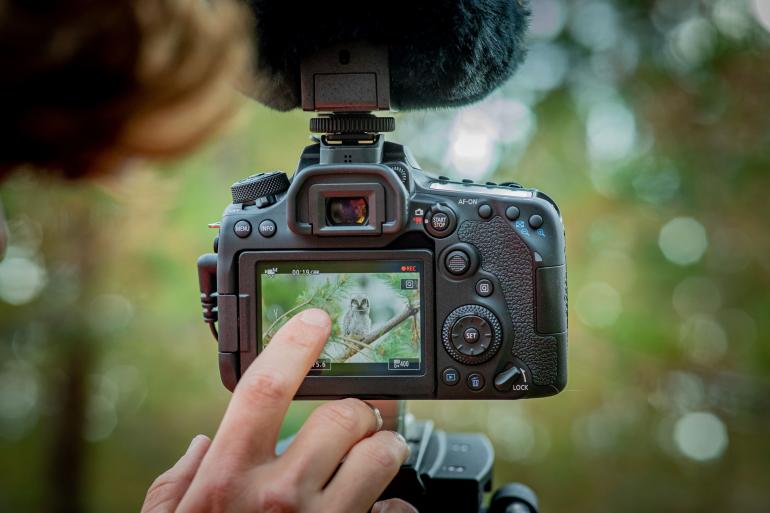 Über den dreh- und schwenkbaren Touch- Monitor lässt sich der flinke Autofokus sowohl im Fotomodus als auch im Videomodus intuitiv steuern.