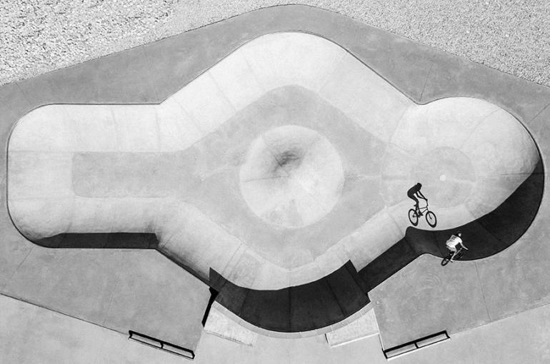 Best of Instagram by SanDisk: Baptiste Fauchille, Frankreich, mit einem großartigen Bild von seinem Freund Alex Bibollet im französichen Skatepark Bowl de fillinges.