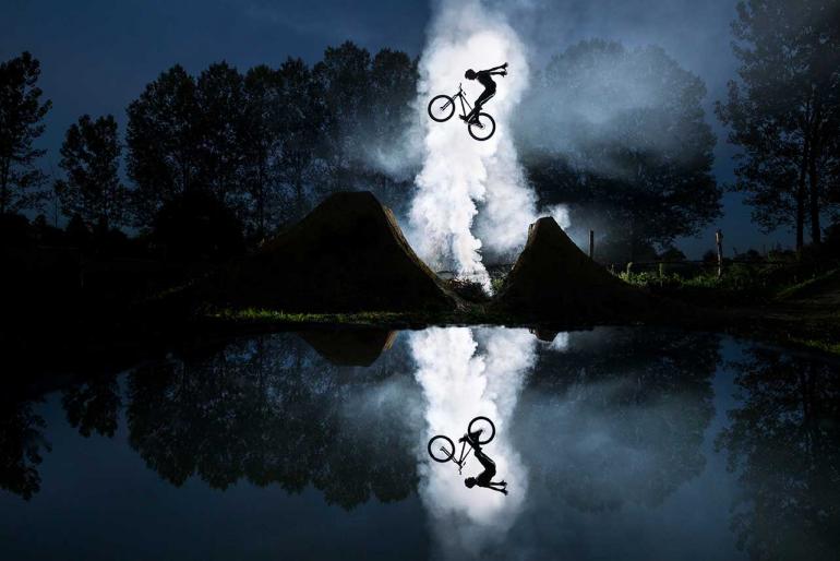 Emerging by Red Bull Photography: Jean-Baptiste Liautard, Frankreich, gewinnt mit seinem Bild, das den spektakulären Sprung des Mountainbikers Jeremy Berthier perfekt eingefangen hat.