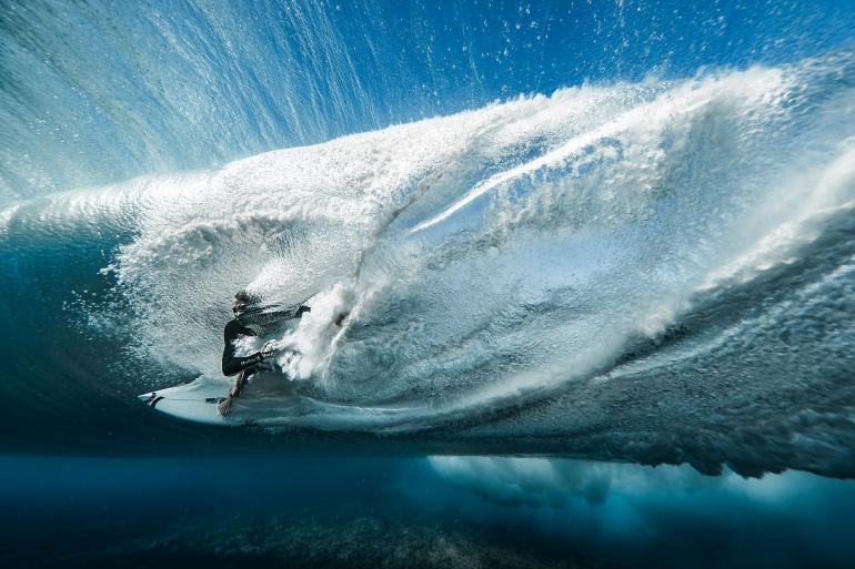 Energy &amp; Gesamtsieger: Ben Thouard, Frankreich, zeigt die unglaublichen Kräfte, mit denen der Surfer Ace Buchan in Teahupo’o, Tahiti zu kämpfen hat.