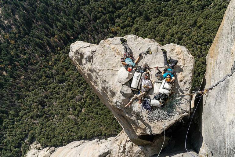 Lifestyle: Alexander Wick, Deutschland, zeigt die Kletterer Philipp Bankosegger, Chris Rudolph und Luke Lalor bei einer wohlverdienten Pause in schwindelerregender Höhe.