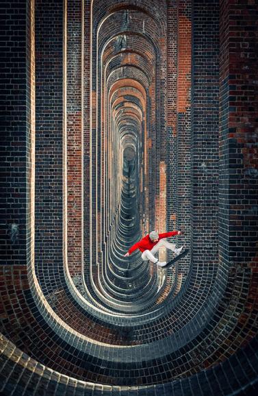 Playground: Lorenz Holder, Deutschland, mit seinem Bild von dem Top-Skateboarder Vladic Scholz in der surrealen Ouse Valley Viaduct in Südengland.