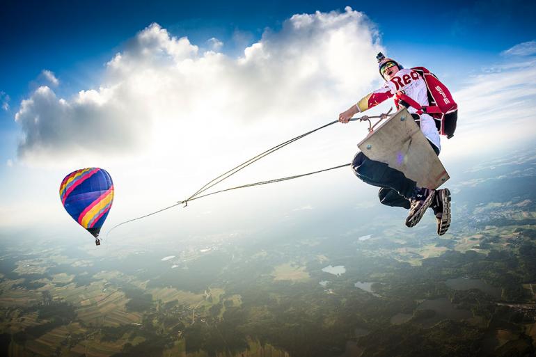 Wings: Philip Platzer, Österreich, fängt in seinem phänomenalen Bild den Athleten Marco Fürst ein, der an einem Heißluftballon schaukelt. 