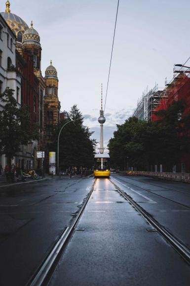 Das Wahrzeichen von Berlin ist zweifelsohne der Fernsehturm, den Streetfotografen unbedingt mit auf einem ihrer Berlinbilder haben müssen.