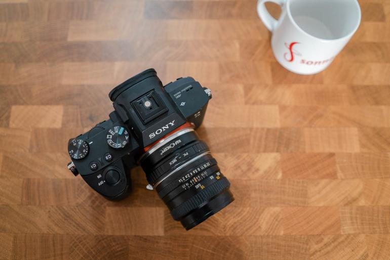 Das ist die Sony Alpha 7 III mit einem analogen 50 mm Objektiv