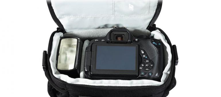 Lowepro spricht mit der Adventura SH 140 II Fotografen an, die ein geringes Packmaß bevorzugen und nur wenig Zubehör transportieren.