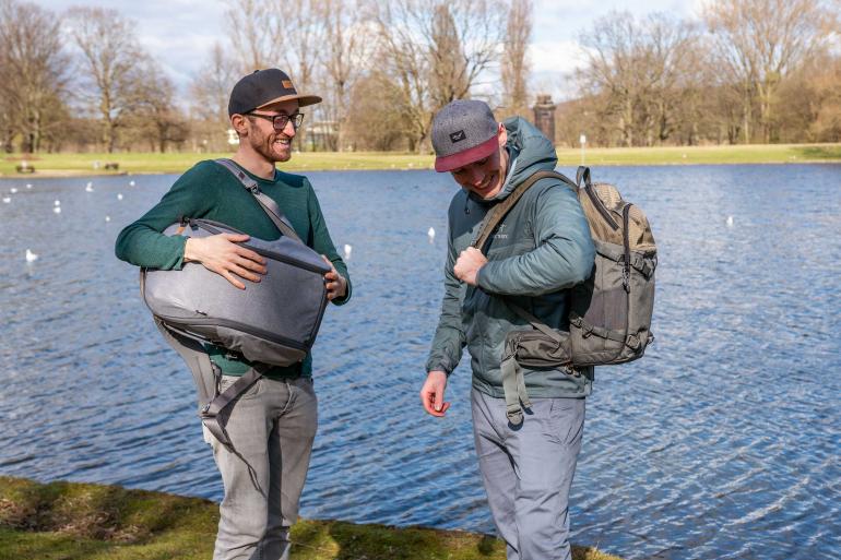 Tim und Oliver beim Test der Kamerarucksäcke.