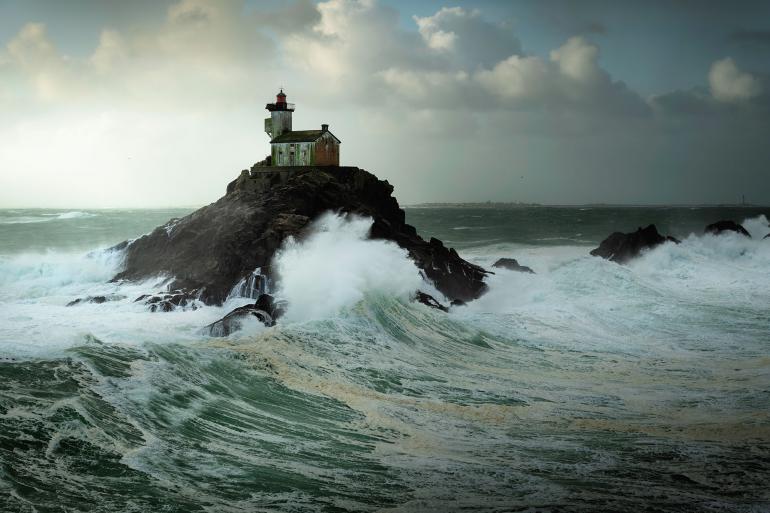 Je stärker der Wind, desto mehr ist Bastian Werner in seinem Element. Orkanwarnungen für die französische Atlantikküste hielten den Wetterfotografen nicht zurück. Für sein neuestes Fotoabenteuer hatte Werner das Tamron SP 24-70mm F/2.8 G2 im Gepäck. | Nikon D850 | 56mm | 1/400 s | F/5,6 | ISO 100