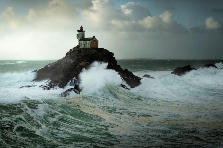 Je stärker der Wind, desto mehr ist Bastian Werner in seinem Element. Orkanwarnungen für die französische Atlantikküste hielten den Wetterfotografen nicht zurück. Für sein neuestes Fotoabenteuer hatte Werner das Tamron SP 24-70mm F/2.8 G2 im Gepäck. | Nikon D850 | 56mm | 1/400 s | F/5,6 | ISO 100