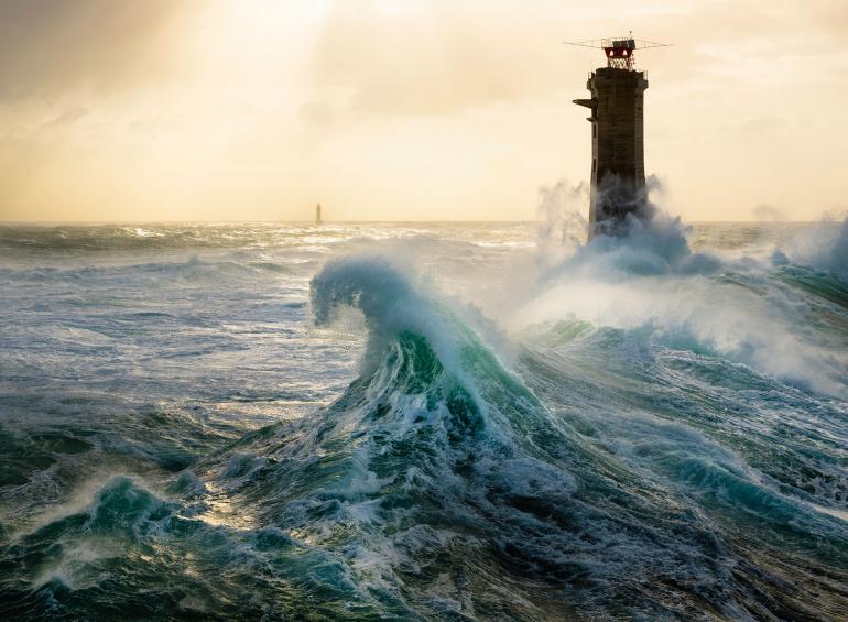 Sturm auf dem Atlantik. Fotograf Bastian Werner lässt sich im Helikopter zu atemberaubenden Motiven fliegen. | Nikon D850 | 50mm | 1/800 s | F/9 | ISO 125