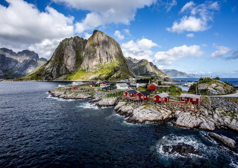 Platz 24: Hütte + Berge + Meer = Lofoten