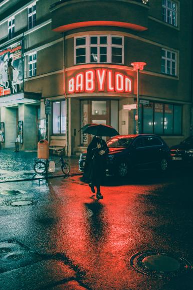 Straßenszene aus Berlin. In einer verregneten Nacht hielt Fotografin Stella Hack diesen Moment fest – aufgenommen mit einer 35mm-Festbrennweite. | Canon EOS 6D Mark II | 35mm | 1/200 s | F/1,4 | ISO 5000