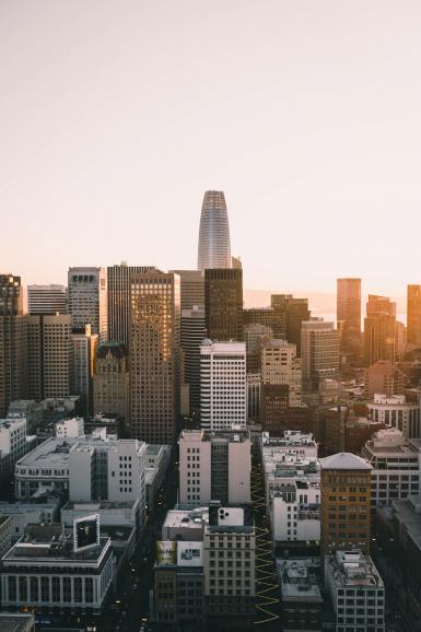 Sonnenaufgang über San Francisco – Stella Hack fotografiert sowohl Straßenfotos als auch Architekturaufnahmen wie diese. | Canon EOS 6D Mark II | 35mm | 1/320 s | F/4 | ISO 160