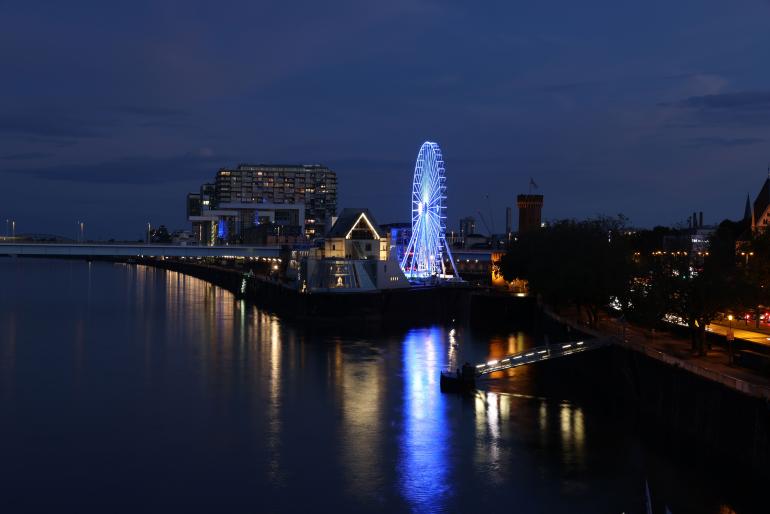 Nacht-Aufnahme des Riesenrads in Köln Deutz.