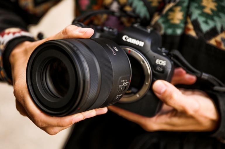 Objektivwechsel an der Canon EOS R6.