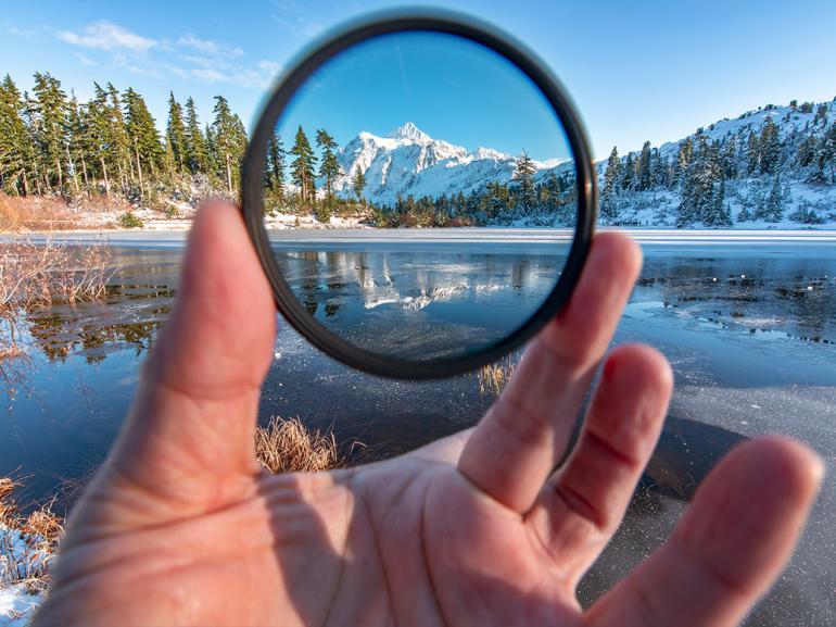 Filter als Rahmen: Die Pol-, Grau- oder Grauverlaufsfilter aus deinem Fotorucksack dürfen ruhig auch einmal eine Hauptrolle in deinen Landschaftsaufnahmen spielen.