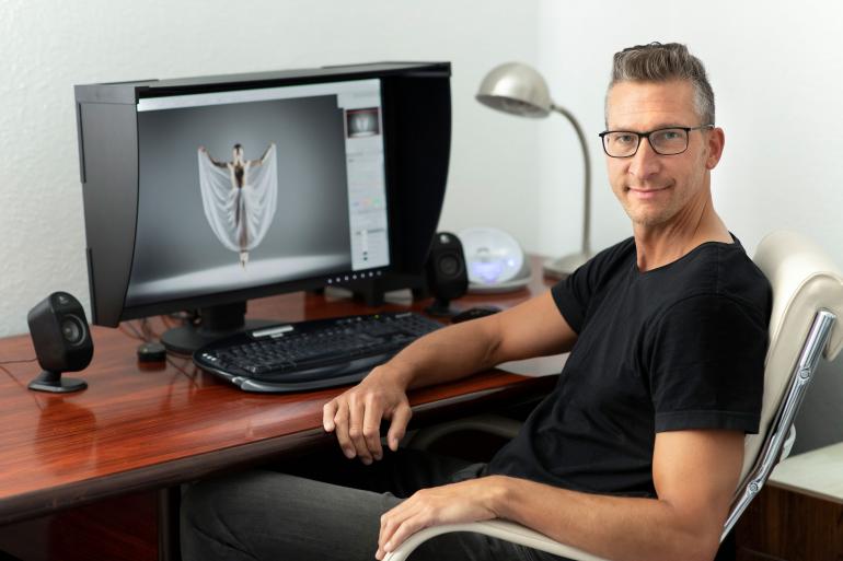 Bildkontrolle für Profis: Noch während des Fotoshootings im Studio kontrolliert Sascha Hüttenhain seine Bilder am EIZO ColorEdge CS2740. Für die anschließende Bildbearbeitung setzt der Profifotograf ebenfalls auf den hochauflösenden 4K-Monitor mit einer üppigen Bildschirmdiagonale von 27 Zoll. Ein guter Monitor ist für ihn unerlässlich.
