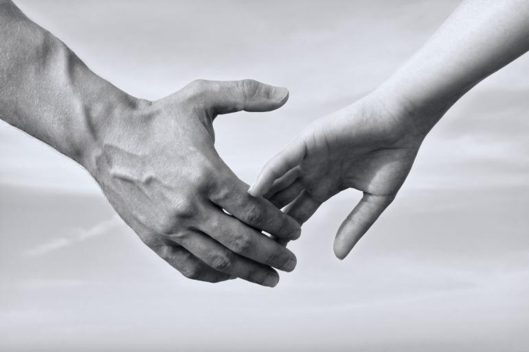 Hände: Hände sind eines der besten Mittel, um Emotionen zu zeigen, ohne dafür Gesichter zu verwenden. Sie sind ausdrucksstark und können auf ganz unterschiedliche Arten kleine Geschichten erzählen.
