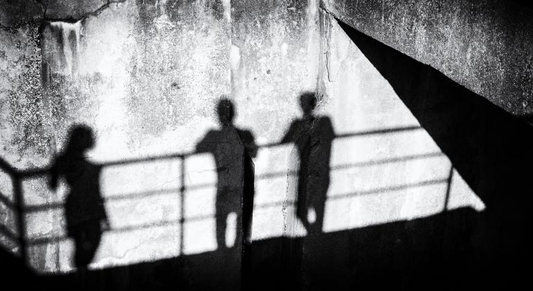 Schatten: Es muss nicht immer das Offensichtlichste sein. Manchmal reichen Schatten aus, um eine Stimmung zu transportieren. Sie funktionieren perfekt in Schwarzweiß, weil sie allein von Bildkontrasten leben.