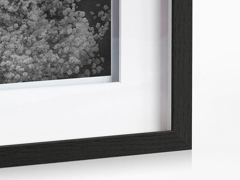 Perfekt gerahmt: WhiteWall steht für hochwertige Drucke, die man auch direkt mit Rahmungen in Galeriequalität kombinieren kann. Ob aus Massivholz, mit Schattenfuge, als Artbox oder Passepartout – alles stammt aus der hauseigenen Rahmenmanufaktur von WhiteWall und ist in verschiedenen Farben und Verarbeitungen erhältlich.