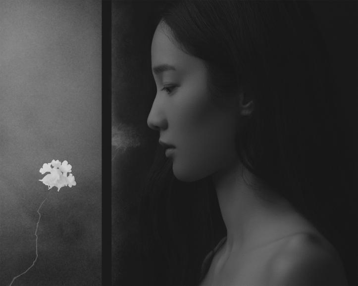 Bei diesem Studioporträt nutzte Suxing Zhang ein Rembrandt-Licht-Set-up. Unten: „Mirror“ aus der Serie „Hua“ (Blume).