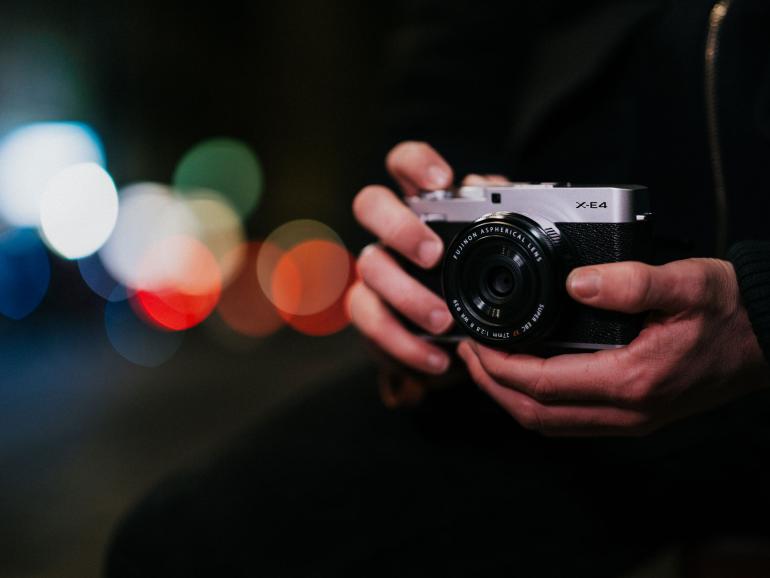 Die neue Fujifilm X-E4. Es ist die leichteste und kleinste X-Wechselobjektivkamera mit elektronischem Sucher.