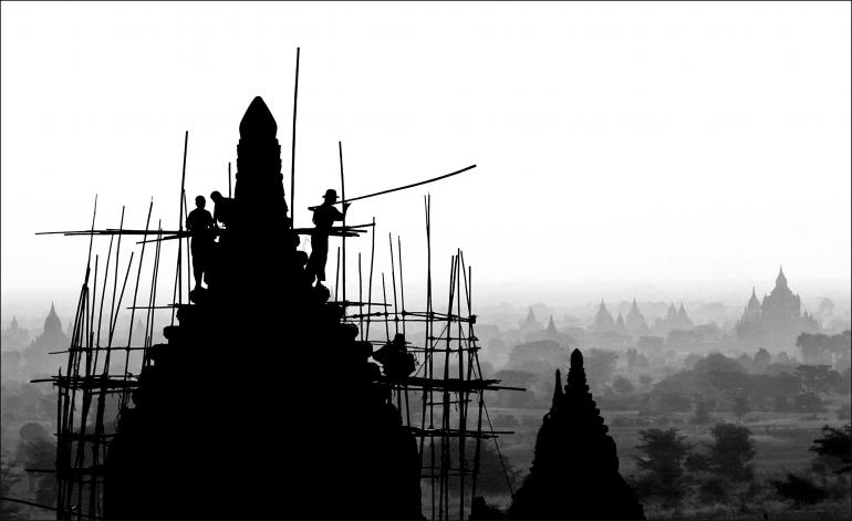 Silhouette von Arbeitern an einem Baugerüst in Bagan in Myanmar.