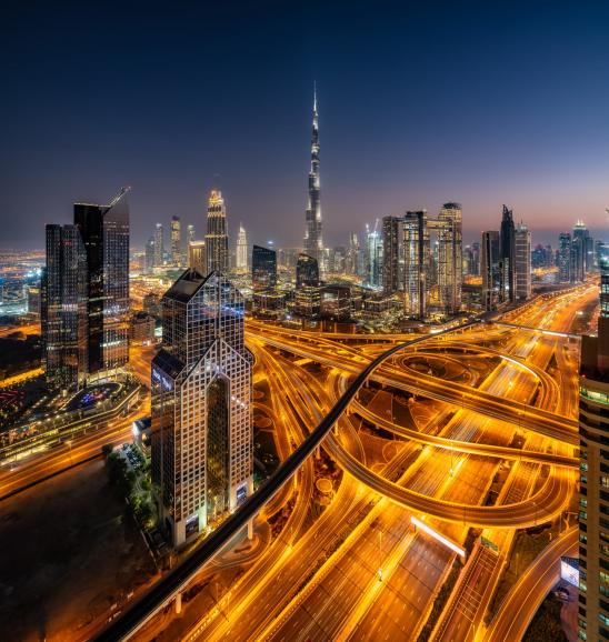 Die Stadtautobahn in Dubai, fotografiert bei Nacht vom Dach des Shangri La.