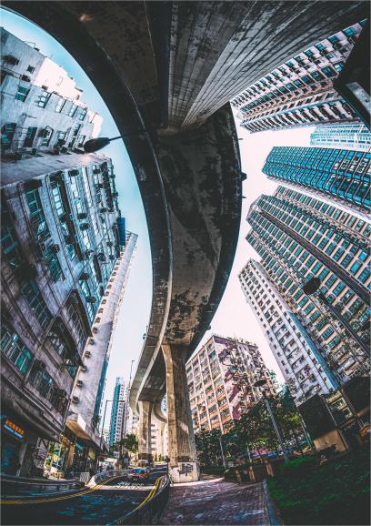 Wie eine Schlange windet sich die Stadtautobahn durch Hongkong.