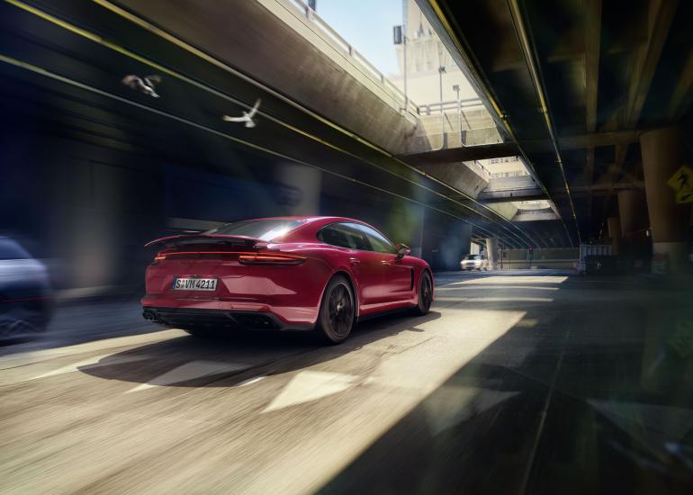 Werbekampagne für den Porsche Panamera: Die Locationaufnahme in Los Angeles ist mit einer Canon EOS DSLR entstanden, der Wagen per CGI.