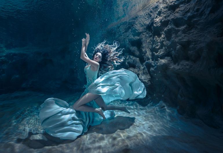 Dieses märchenhafte Unterwasserporträt fotografierte Konstantin Killer im Tauchturm „Dive4Live“ in Siegburg – zusammen mit dem Model und der professionellen Make-up-Artistin Katharina Palzer, der Designerin Mariela Petrova und der Sicherungstaucherin Alexandra Schmitt. Zum Einsatz kamen dabei eine Nikon Z 6 und das NIKKOR Z 14–30 mm 1:4 S in einem Unterwassergehäuse.