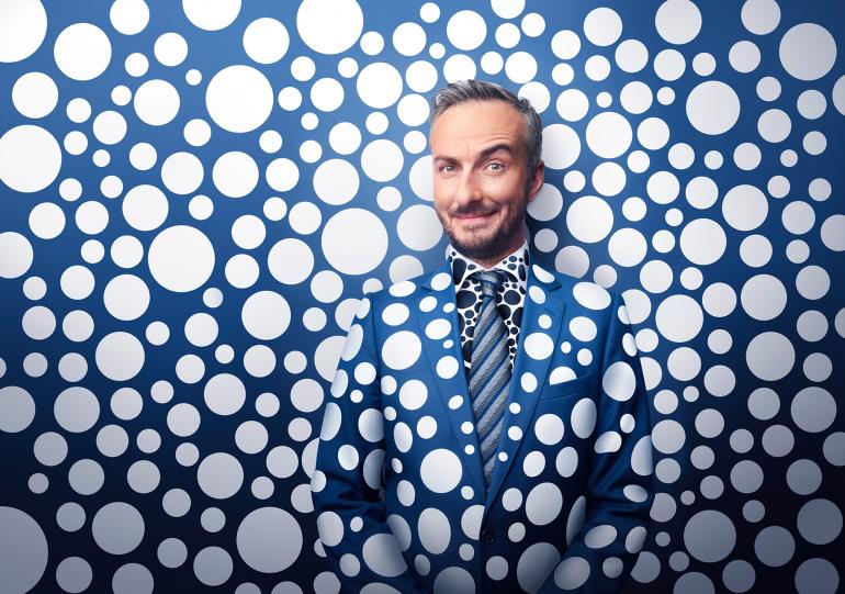 Hier porträtierte Jens Koch den Entertainer und Satiriker Jan Böhmermann für das ZDF in Hamburg. Für das Bild bekam Böhmermann tatsächlich Pünktchen aufgeklebt – es wurden aber noch einige digital hinzugefügt. | Sony Alpha 7R Mark IV | 31mm | 1/200 s | f/9 | ISO 200