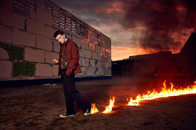 Schauspieler hat der Fotograf Jens Koch regelmäßig vor der Kamera, wie hier Jannis Niewöhner, den er im Filmpark Babelsberg porträtierte. Für das Bild ließ Koch extra eine Feuerspur legen.