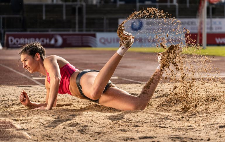 Detailstärke: Hier wurde die Action präzise eingefangen – der aufgewirbelte Sand ist scharf abgebildet.