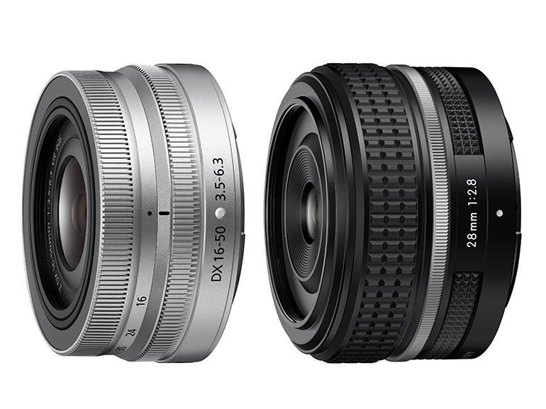 NIKKOR Z DX 16–50 mm 1:3,5–6,3 VR Silver Edition (rechts), NIKKOR Z 28 mm 1:2,8 SE (links)