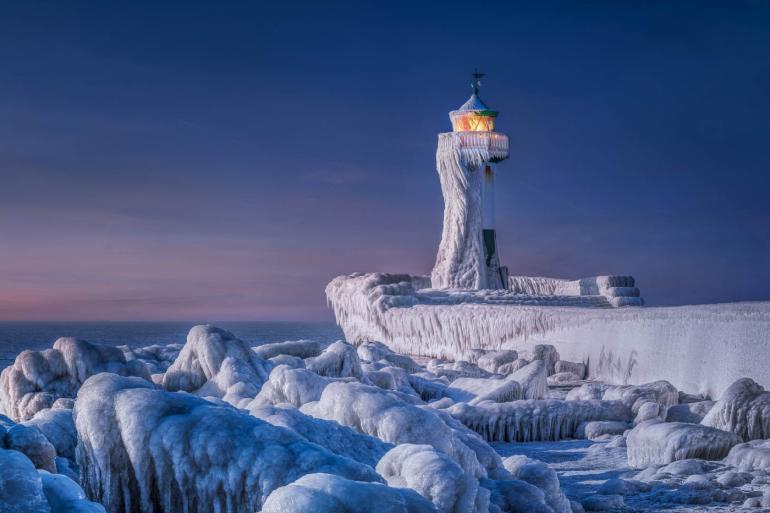 Manfred Voss, ebenfalls aus Deutschland, gewann die Kategorie &quot;Landschaften&quot; mit seinem Bild &quot;Frozen Lighthouse&quot;